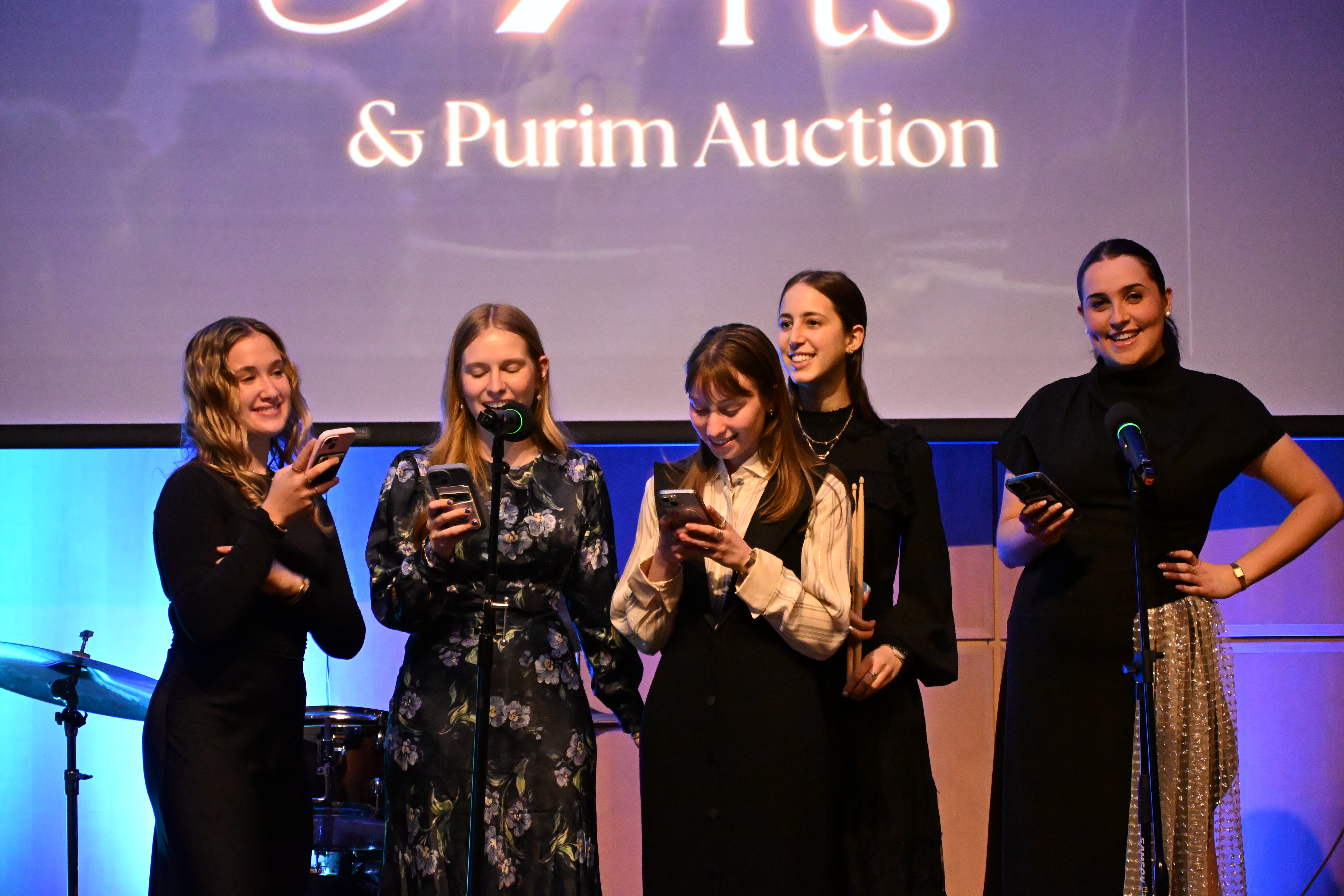 Who needs auction paddles when you have phones and zero chill